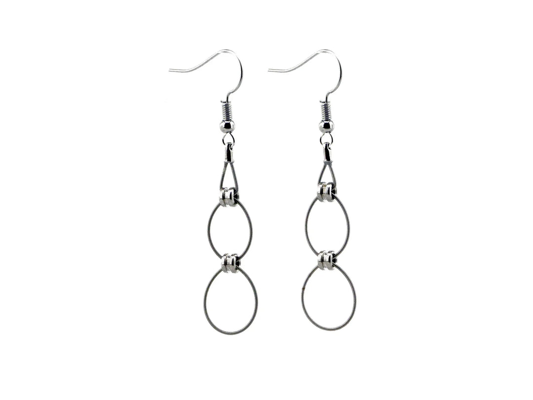 Unique earrings crafted from recycled guitar strings, combining music-inspired design with elegant jewelry craftsmanship.