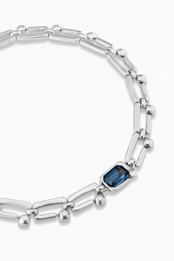 Closeup of UNOde50 Unconventional Silver Necklace | Artisans